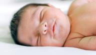 لماذا يضحك الطفل الرضيع وهو نائم؟