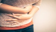 ألم تحت السرة مع غازات: الأسباب وكيفية العلاج