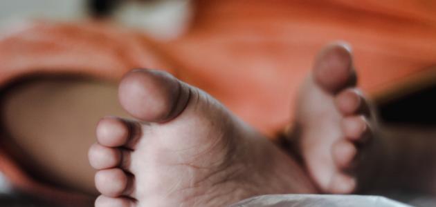 أسباب الام كعب القدم وعلاجه