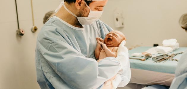 لماذا يبكي الطفل عند الولادة