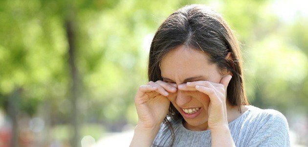 كيف أتصرف عند دخول شيء غريب في العين؟