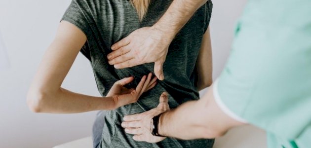ما أسباب انحناء أسفل الظهر وبروز المؤخرة؟