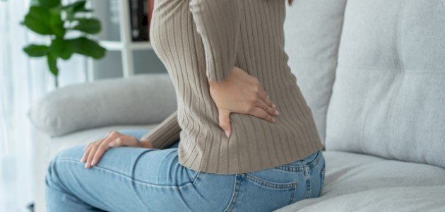 ما علاج ألم أسفل الظهر الذي ينزل إلى القدمين؟