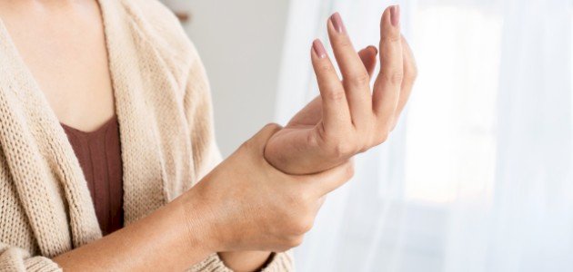 ما هي أعراض التهاب المفاصل عند النساء؟