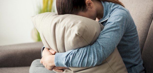 ما أسباب الاكتئاب عند النساء؟